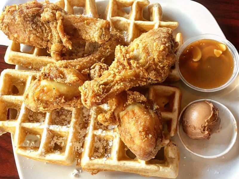 Dames Chicken & Waffles
